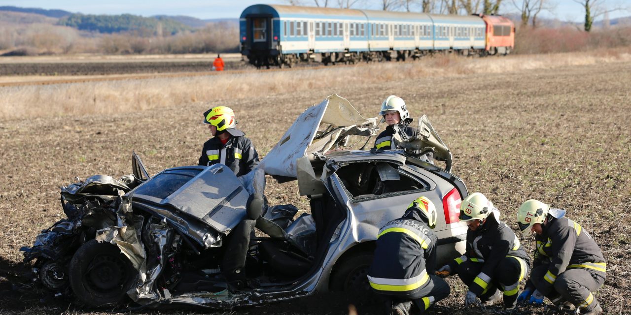 „Sokkoló és megrendítő látvány fogadott” – 60 métert tolta a vonat azt az autót, amely a tilos jelzés ellenére hajtott a sínekre, négy huszonéves halt meg