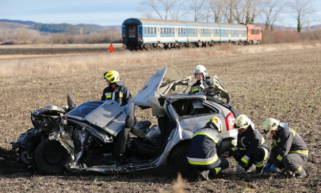 “Sokkoló és megrendítő látvány fogadott” – 60 métert tolta a vonat azt az autót, amely a tilos jelzés ellenére hajtott a sínekre, négy huszonéves halt meg