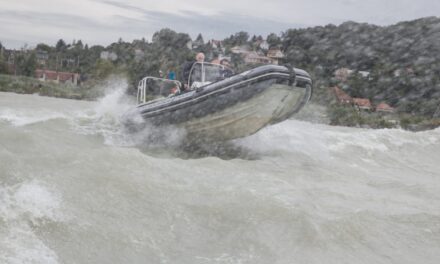 Csónakázókat mentettek ki a Balatonból a vízirendőrök, az egyik férfit előállították, miután kiderült, hogy egy korábbi ügye miatt körözés alatt áll