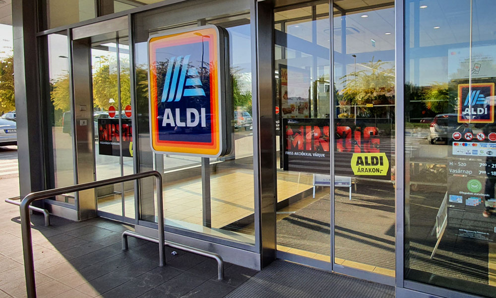 120 új munkatársat keres az Aldi a Balaton környéki áruházaiba, több mint félmillió forintot fizetnek egy eladónak