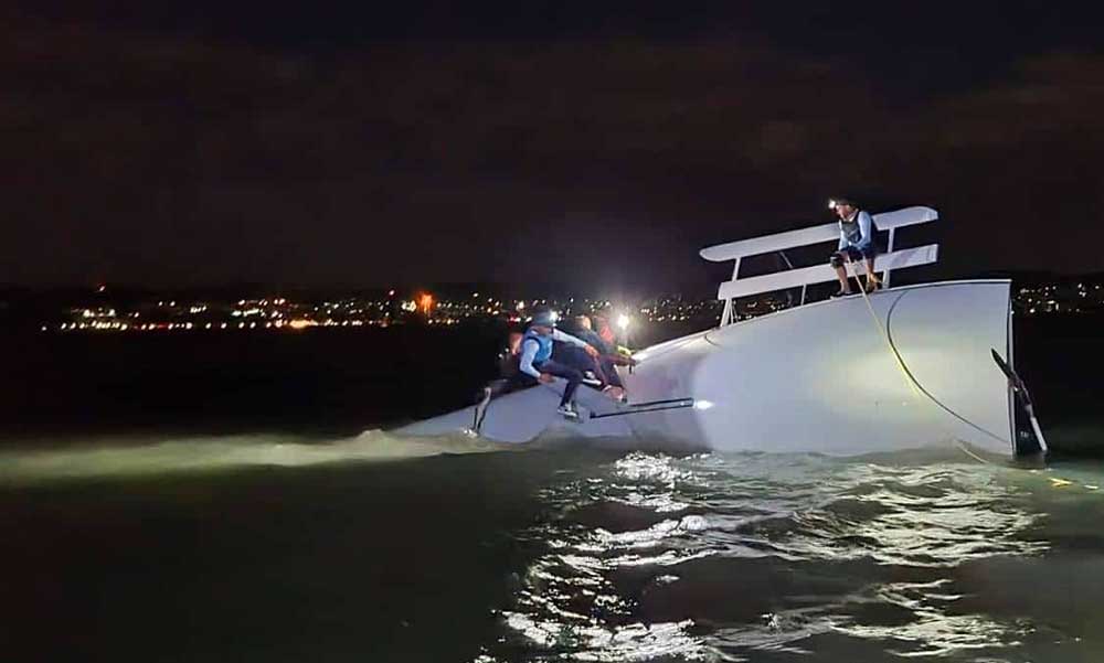 Még egy hajó felborult a Balatonnál a Kékszalagon, öt embert mentettek ki a vízimentők