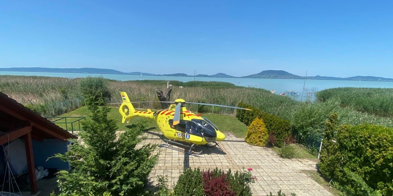 Családi ebéd közben szállt le egy nyaraló udvarán a mentőhelikopter Balatonfenyvesen, a közeli strandra riasztották az életmentőket