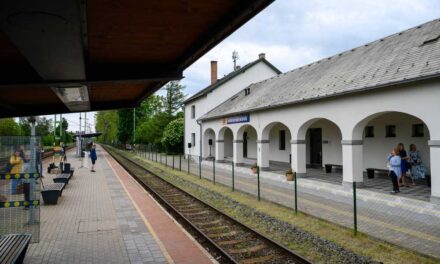 Zuhanyozhatnak is az utasok a felújított Balatonmáriafürdő vasútállomáson