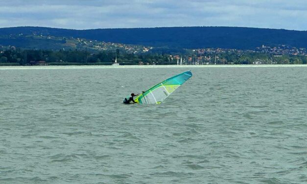 Életmentés Balatonakaliban: egy 81 éves szörföst mentettek ki a vízből a rendőrök