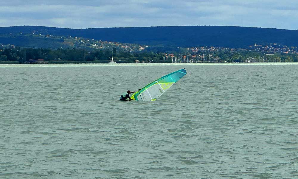 Életmentés Balatonakaliban: egy 81 éves szörföst mentettek ki a vízből a rendőrök