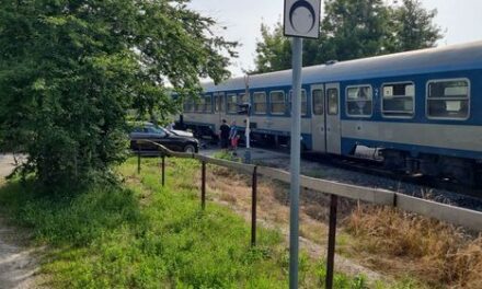 Súlyos baleset a Balatonnál: vonattal ütközött egy autó, a sofőr a tilos jelzés ellenére hajtott a sínekre