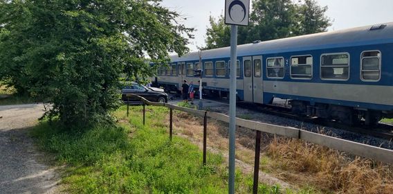 Súlyos baleset a Balatonnál: vonattal ütközött egy autó, a sofőr a tilos jelzés ellenére hajtott a sínekre