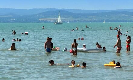 Életveszélyes dolgot művelnek a gyerekek a Balatonban, súlyos sérülést okozhatnak, combnyaktörés is lehet a vége