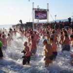 Jeges fürdő a Balatonban – A vízimentők is készenlétben lesznek, mert a fagyos vízben azonnal baj történhet