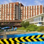 Tragédia Hévízen: egy volt olimpikonra dőlt rá a fal a szálloda felújítása közben, a férfit nem tudták újraéleszteni
