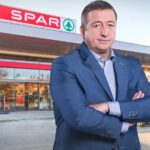 Bayer Zsolt azt kéri senki sem menjen a Sparba, mert drágák, szarok és gazemberek, az üzletlánc pedig takarodjon el az országból