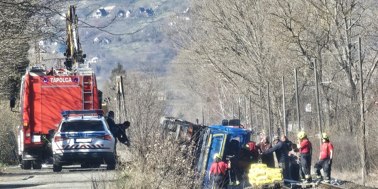 A sínekre dőlt egy teherautó rakománya, nem jár a vonat Tapolca és Lesencetomaj között