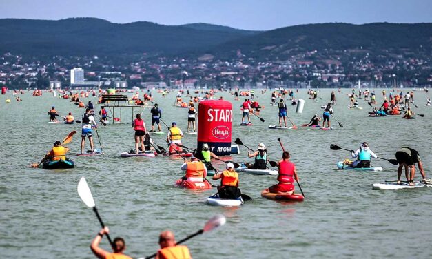 Őrület a Balatonon: 4 ezren vágtak neki az idei Hervis Balaton-átevezésnek Zamárdi és Tihany között – Fótók