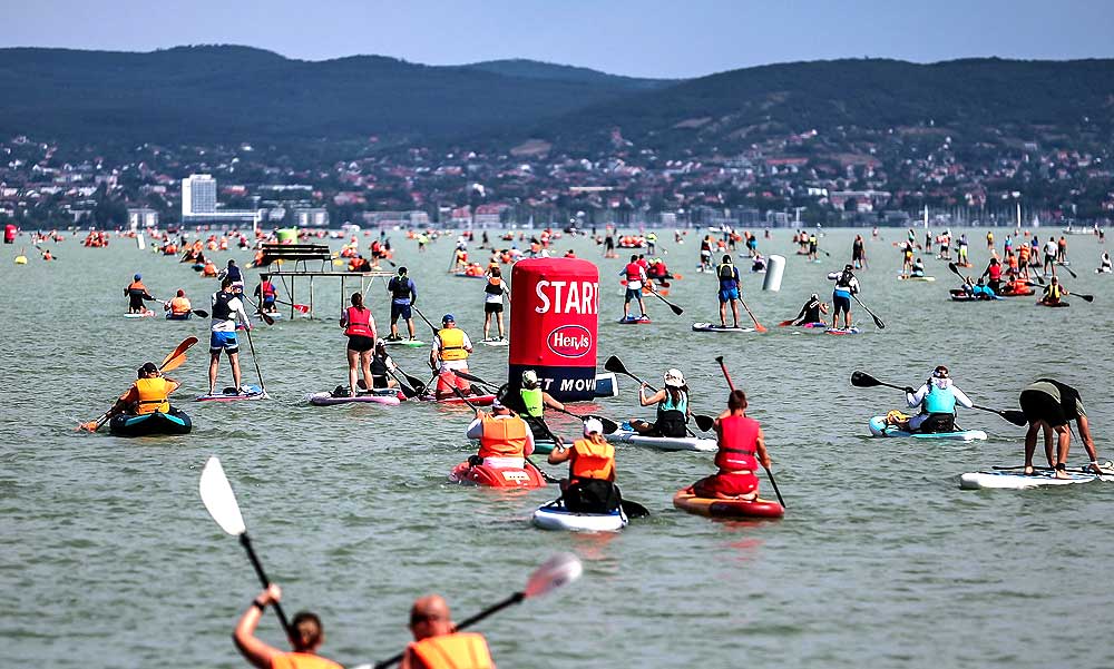 Őrület a Balatonon: 4 ezren vágtak neki az idei Hervis Balaton-átevezésnek Zamárdi és Tihany között – Fótók