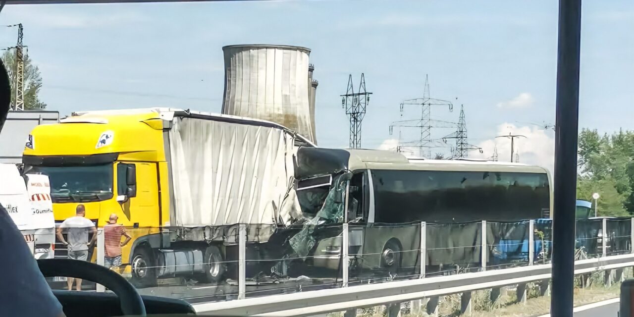 Súlyos baleset Várpalotánál: több mentő és helikopter is a helyszínre érkezett, miután egy busz belerohant egy álló kamionba