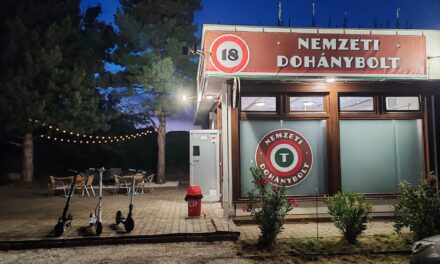 Szigorított a balatonfüredi önkormányzat: betiltották a kocsmai hangulatot a dohányboltoknál