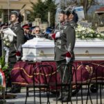 Hófehér koporsóban helyezték örök nyugalomra Zalavári Bálintot, a 22 éves veszprémi rendőrt szolgálat közben gázolta halálra egy autós