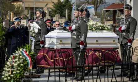 Hófehér koporsóban helyezték örök nyugalomra Zalavári Bálintot, a 22 éves veszprémi rendőrt szolgálat közben gázolta halálra egy autós