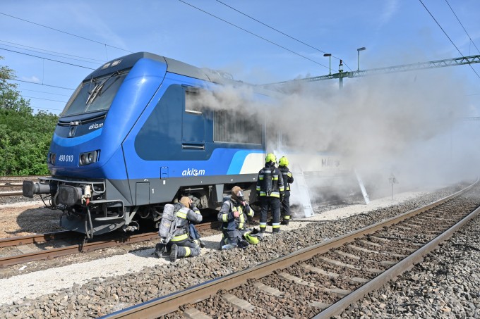 Hétfő éjszakára állhat helyre a balatoni vasúti közlekedés, miután kigyulladt egy mozdony a Kelenföldi pályaudvaron