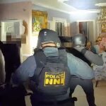 Lecsaptak a Balaton melletti Enying rettegett maffiacsaládjára: drogot, luxusautókat és ékszereket foglaltak le a kemény akcióban – VIDEÓ