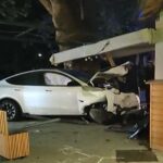 Egy siófoki fagyizóba csapódott a részeg teslás nő, hat ember sérült meg a balesetben