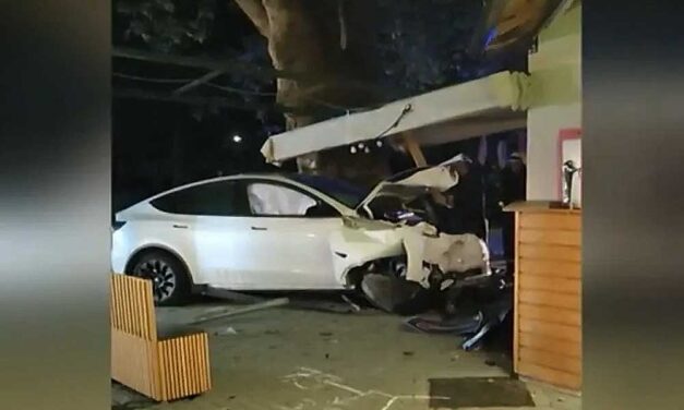 Egy siófoki fagyizóba csapódott a részeg teslás nő, hat ember sérült meg a balesetben