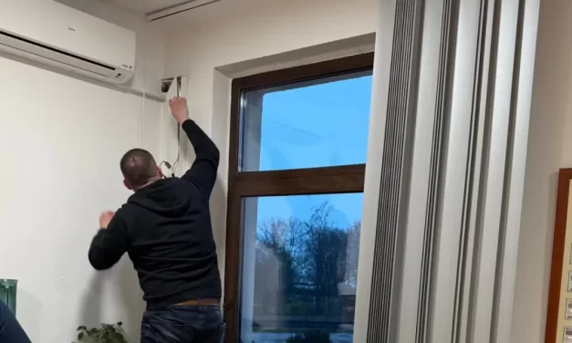 Rejtett kamera a klímában: elítélte a bíróság Balatonalmádi volt polgármesterét, aki megfigyelte a jegyzőt