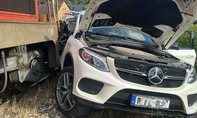 Vonatbaleset Eplényben: rommá törte a szerelvény a luxus Mercedest, ez az ára a figyelmetlenségnek