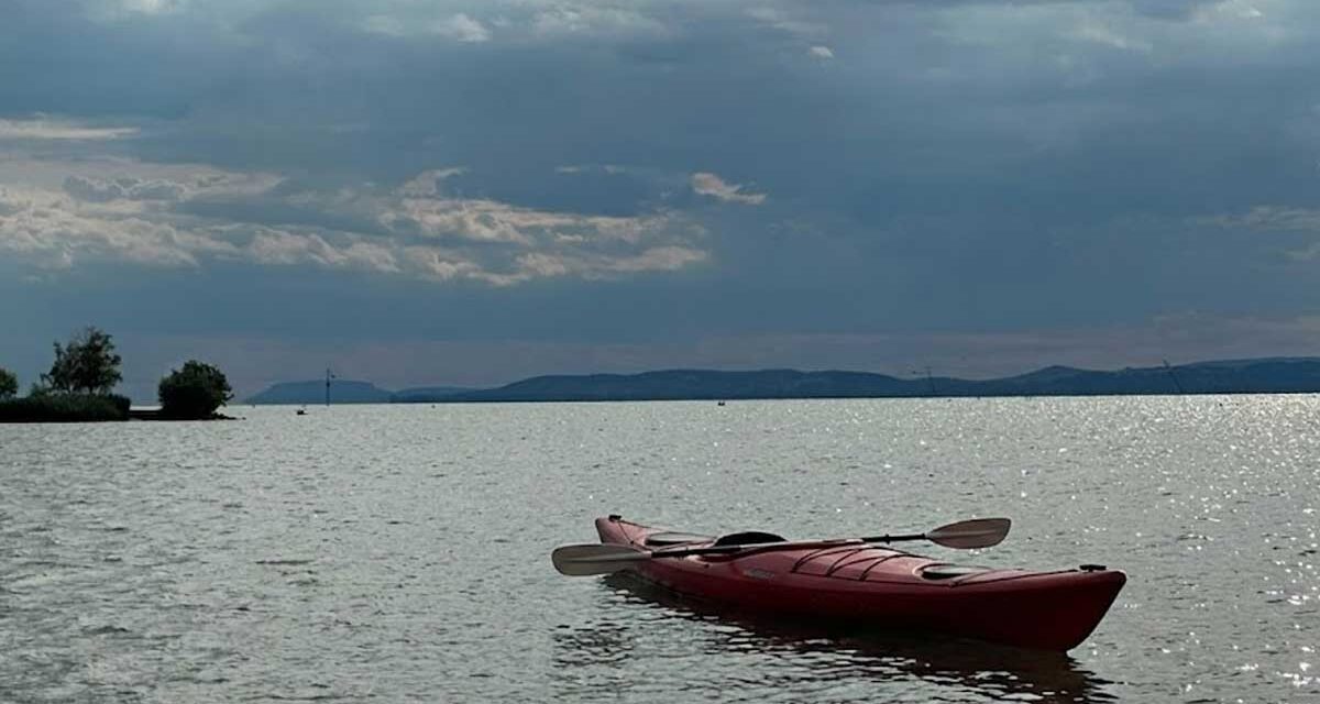 Eltűnt a Balaton közepén egy férfi Balatonszepezdnél, csak az üres kajakot találták meg a vízirendészek: nagy erőkkel kuatnak utána – fotó a cikkben