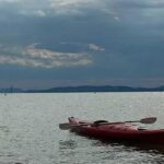 Eltűnt a Balaton közepén egy férfi Balatonszepezdnél, csak az üres kajakot találták meg a vízirendészek: nagy erőkkel kuatnak utána – fotó a cikkben