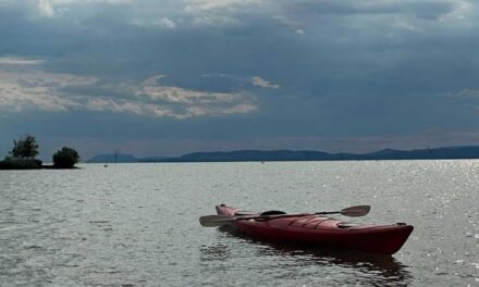 Eltűnt a Balaton közepén egy férfi Balatonszepezdnél, csak az üres kajakot találták meg a vízirendészek: nagy erőkkel kuatnak utána – fotó a cikkben