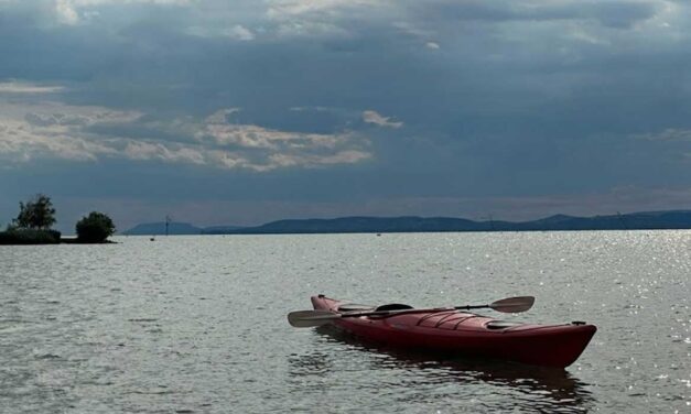 Eltűnt a Balaton közepén egy férfi Balatonszepezdnél, csak az üres kajakot találták meg a vízirendészek: nagy erőkkel kuatnak utána – fotó a cikkben