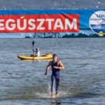 Balaton-átúszás: Tízezren indultak neki a hullámoknak, a győztes kevesebb, mint 1 óra alatt úszta át a tavat