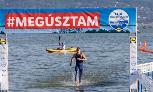 Balaton-átúszás: Tízezren indultak neki a hullámoknak, a győztes kevesebb, mint 1 óra alatt úszta át a tavat