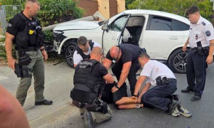Autós üldözés Tihany és Füred között: Három rendőrautót is összetört menekülés közben a Mercedes terepjárós férfi, hiába lőttek rá, nem akart megállni