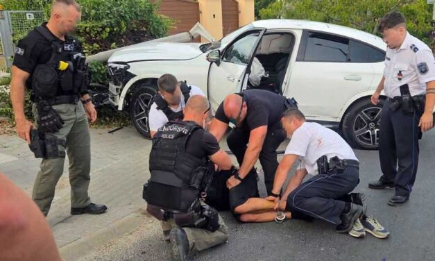 Autós üldözés Tihany és Füred között: Három rendőrautót is összetört menekülés közben a Mercedes terepjárós férfi, hiába lőttek rá, nem akart megállni