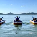 Furcsa járművek szelik a Balaton vizét: Nemzetközi napelemes hajóverseny van a hétvégén Balatonalmádiban
