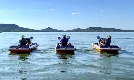 Furcsa járművek szelik a Balaton vizét: Nemzetközi napelemes hajóverseny van a hétvégén Balatonalmádiban
