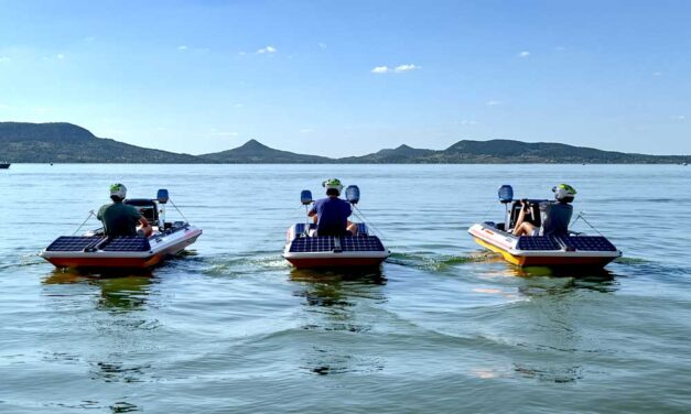 Furcsa járművek szelik a Balaton vizét: Nemzetközi napelemes hajóverseny van a hétvégén Balatonalmádiban