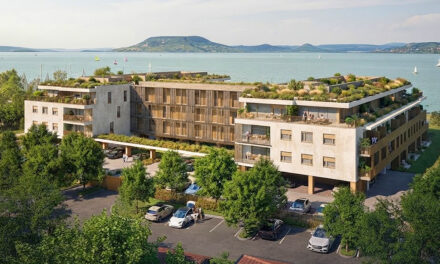 Elindult a vitatott fonyódi luxus-lakóparkban az előregisztráció – Hiába tiltakoztak a civilek, elstartolt a Balaton-parti lakópark építése